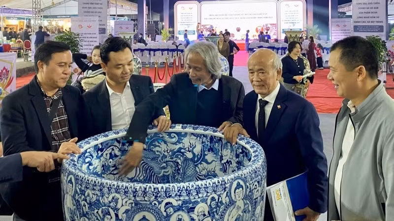 Avec 80 stands, le programme permet de présenter aux visiteurs les produits OCOP et les articles d’artisanat typiques de différents villages de métiers traditionnels autour de Hanoï. Photo : NDEL.