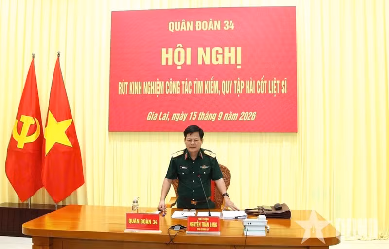 Le général de division Nguyen Tran Long, commissaire politique adjoint du Corps d’armée 34, préside la conférence. Photo : qdnd.vn