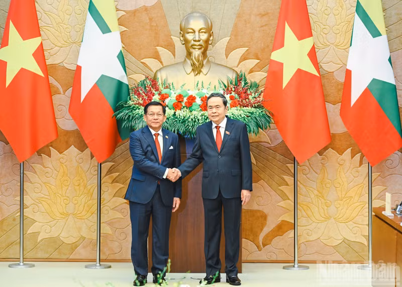 Le président de l'Assemblée nationale Tran Thanh Man (droite) et le président du Myanmar, Min Aung Hlaing. Photo : NDEL. 
