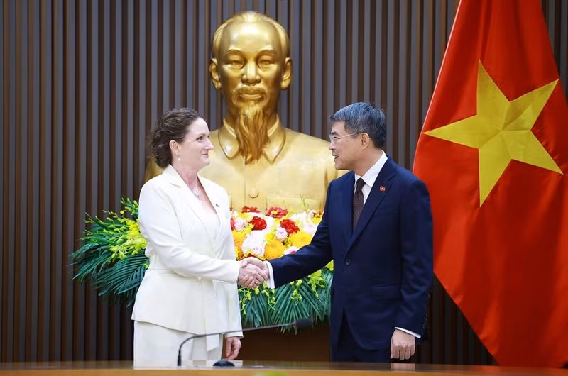 Le Premier ministre Lê Minh Hung et l’ambassadrice de Nouvelle-Zélande au Vietnam, Caroline Beresford. Photo : VNA 