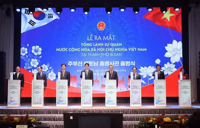 Le secrétaire général To Lam (4e à droite) et les délégués à la cérémonie de lancement du consulat général du Vietnam dans la ville de Busan (République de Corée, le 13 août 2025). Photo : VNA