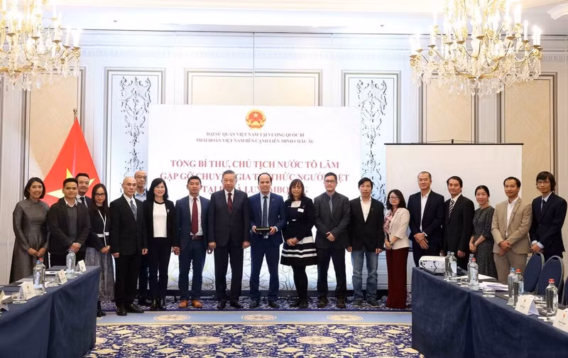 Rencontre entre le SG du PCV et président To Lam et des experts et intellectuels vietnamiens en Belgique et au Luxembourg. Photo : VNA. 