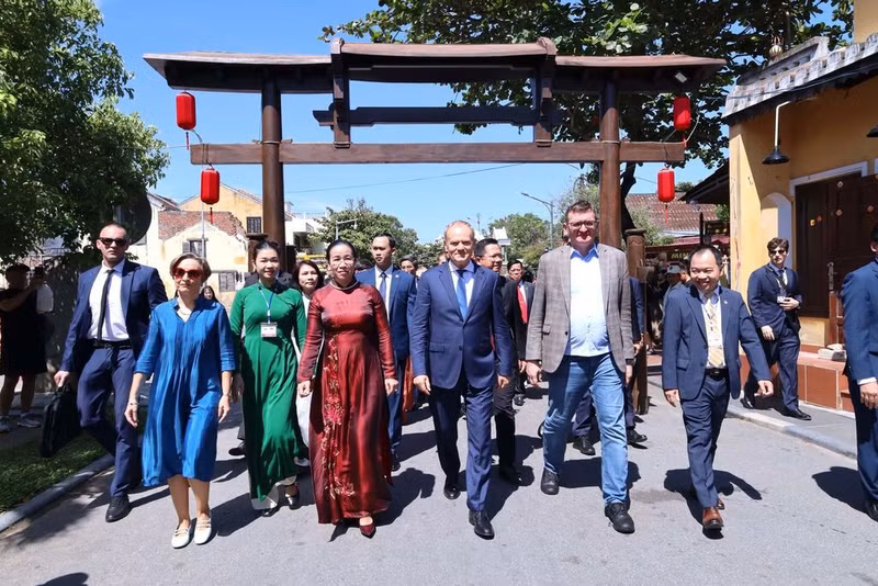Le Premier ministre polonais Donald Tusk (centre) visite des sites historiques et culturels dans la vieille ville de Hôi An, le 24 octobre. Photo : VNA. 