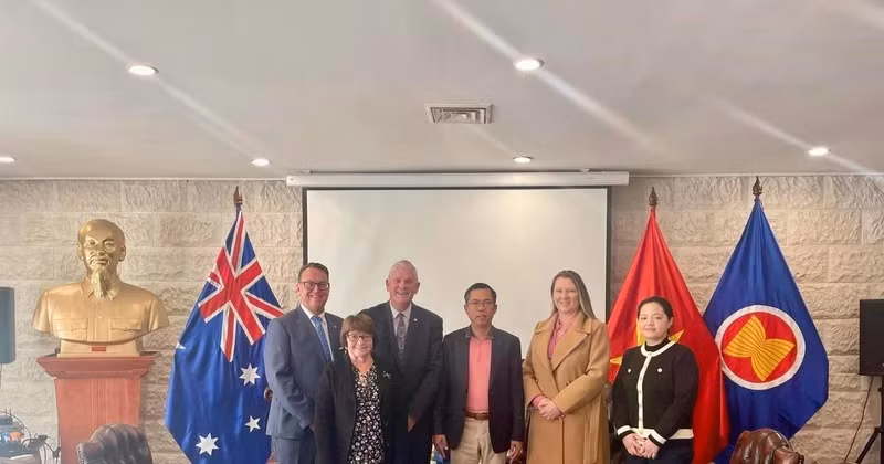 L'ambassadeur du Vietnam en Australie, Pham Hung Tam, et Logan K. Howlett, maire de la ville de Cockburn. Photo: VNA 