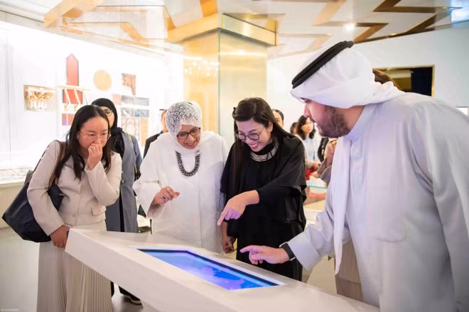 Aux côtés de l’épouse du Premier ministre koweïtien, Sheikha Mona Abdullah Mashari Al-Kulaib, elle a visité le Musée du Palais Al-Salam. Photo baoquocte.vn