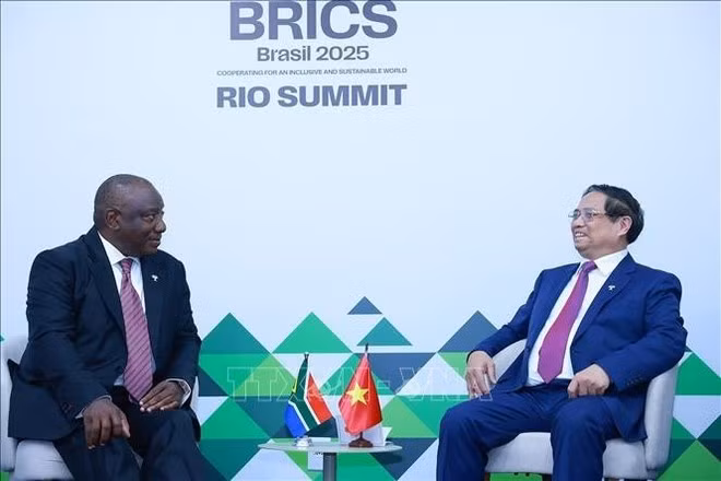 Le Premier ministre Pham Minh Chinh (droite) rencontre le président su ld-africain Cyril Ramaphosa. Photo: VNA