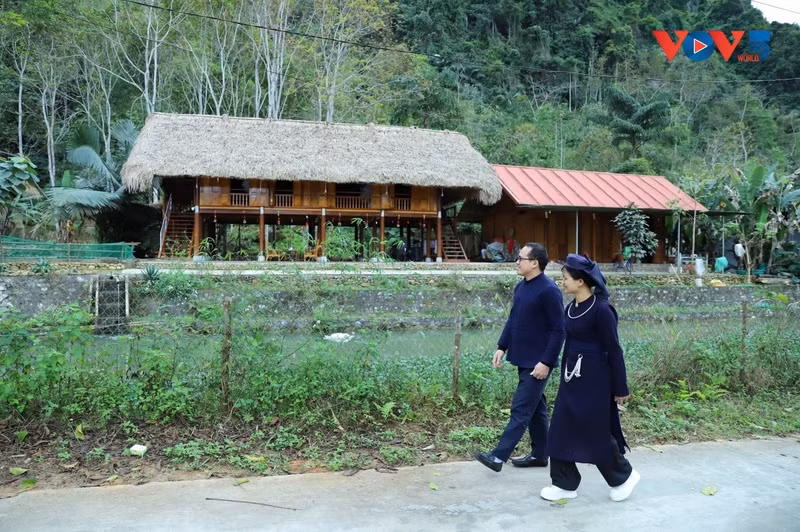 Au cœur des villages et des maisons sur pilotis du Nord-Est, le Phong Slu continue de résonner, faisant le lien entre la tradition et la vie d’aujourd’hui. Ces chants simples et sincères racontent non seulement l’amour entre deux personnes, mais expriment aussi l’attachement à la terre natale et l’espoir en une vie meilleure. Photo: VOV