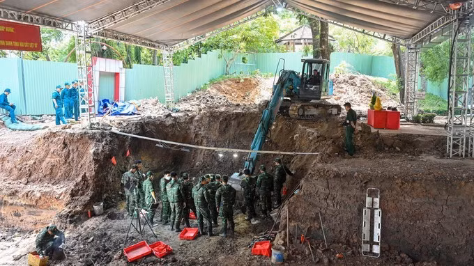 Les opérations de recherche et d’exhumation des dépouilles de soldats tombés au combat dans le parc Le Thi Rieng se poursuivent activement et avec la plus grande prudence. Photo : sggp.org.vn