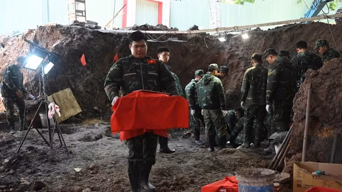 Les opérations de recherche et d’exhumation des dépouilles de soldats tombés au combat dans le parc Le Thi Rieng se poursuivent activement et avec la plus grande prudence. Photo : sggp.org.vn
