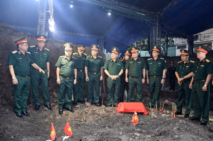 Selon le lieutenant-général Le Xuan The, commandant de la Région militaire 7, il est nécessaire d’élargir le périmètre des recherches et de ne négliger aucune zone ni aucun indice suspect, tout en garantissant une intervention rigoureuse et minutieuse. Photo : sggp.org.vn