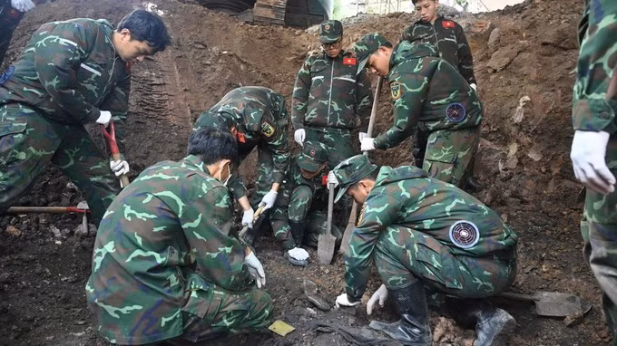 L'équipe K74 du Commandement de Hô Chi Minh-Ville a exhumé de nombreux restes de soldats tombés au combat ainsi que des artefacts le matin du 9 septembre. Photo : sggp.org.vn