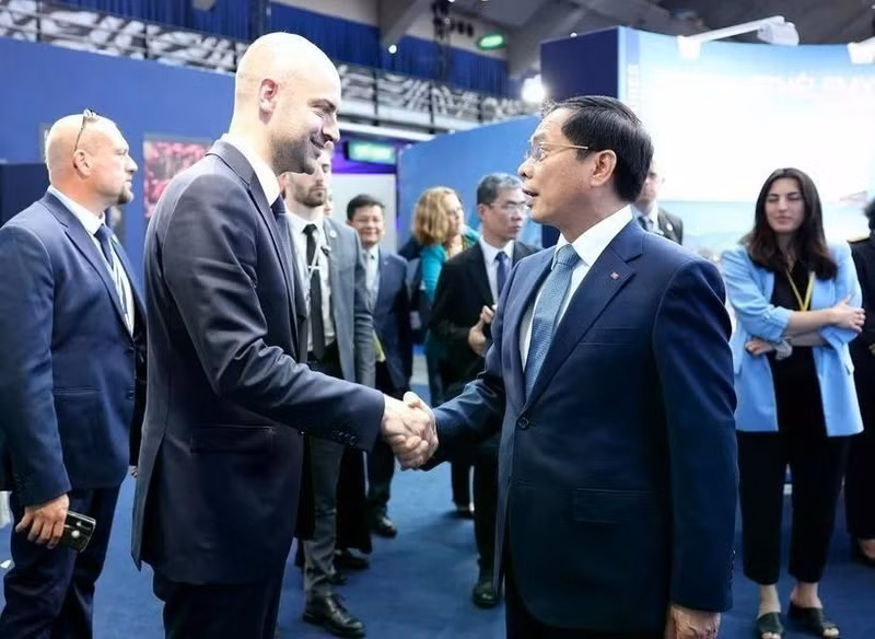 Le vice-Premier ministre et ministre vietnamien des Affaires étrangères, Bui Thanh Son (droite) et le ministre français de l'Europe et des Affaires étrangères, Jean-Noël Barrot. Photo : VNA. 
