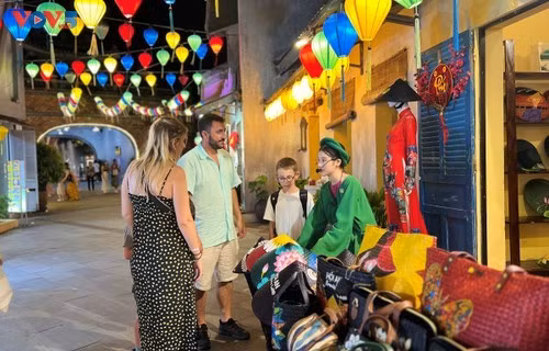 Des touristes étrangers à Hôi An, au Centre du Vietnam. Photo : VOV. 