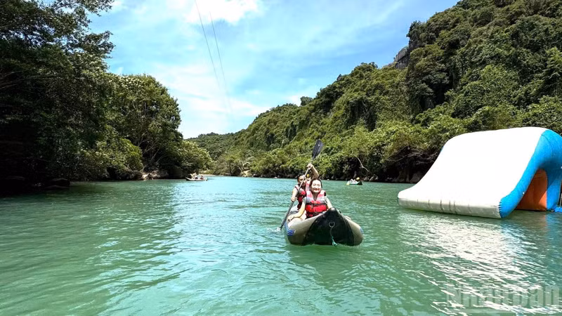 À la découverte de la zone d'écotourisme de la rivière Chay et de la grotte Toi en kayak. Photo : NDEL