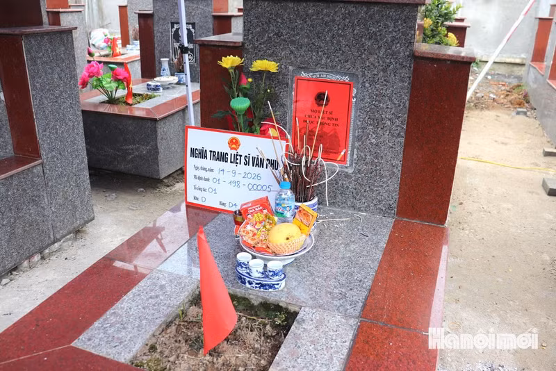 Le quartier de Kien Hung compte actuellement 9 tombes de martyrs dont l’identité n’a pas encore été établie : 5 au cimetière des martyrs de Van Phu et 4 au cimetière des martyrs de Kien Hung. Photo : hanoimoi.vn