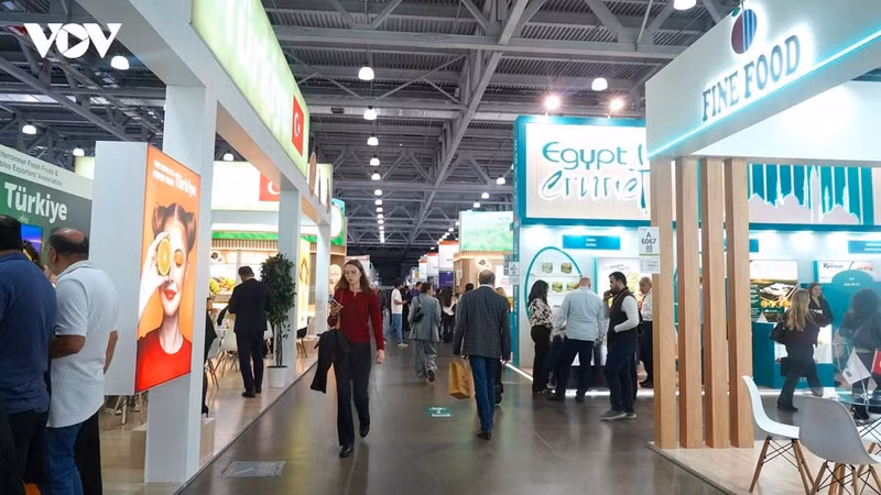 Le Salon international de l’alimentation WorldFood Moscow offre aux entreprises participantes l’occasion de présenter leurs produits, de rencontrer directement les clients, de rechercher des distributeurs et de mieux cerner les besoins ainsi que les évolutions du marché russe. Photo : VOV