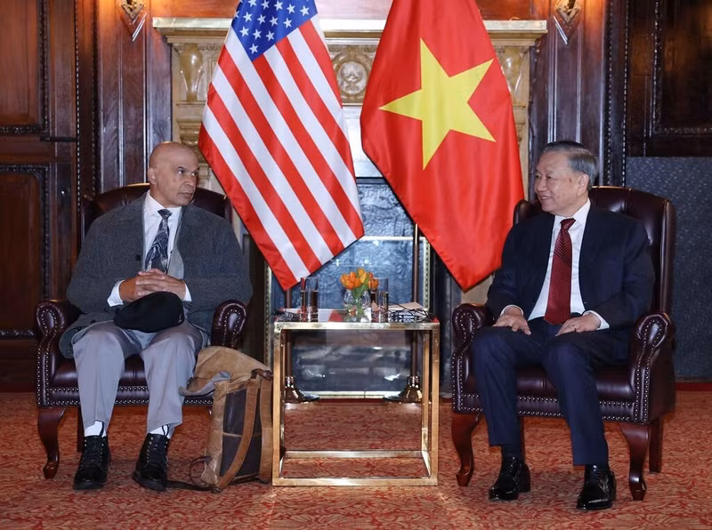 Le SG du PCV et président de la République, To Lam (droite), rencontre le co-président du Parti communiste des États-Unis Joe Sims, le 21 septembre à New York. Photo : VNA. 