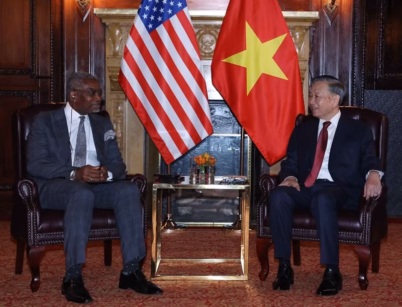 Le SG du PCV et président de la République, To Lam (droite), et le député Gregory Meeks, membre de la commission des Affaires étrangères de la Chambre des représentants des États-Unis, le 21 septembre à New York. Photo : VNA. 
