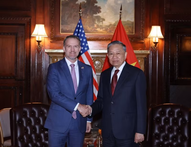 Le SG du PCV et président de la République, To Lam (droite), et l’ambassadeur Jamieson Greer, représentant américain au Commerce, le 21 septembre à New York. Photo : VNA. 