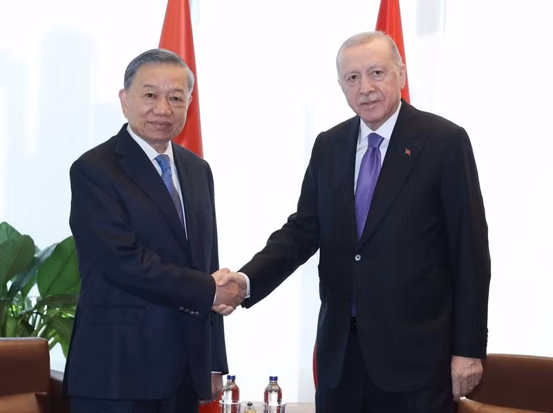 Le SG du PCV et président To Lam (gauche) et le président turc Recep Tayyip Erdogan, le 21 septembre à New York. Photo : VNA. 