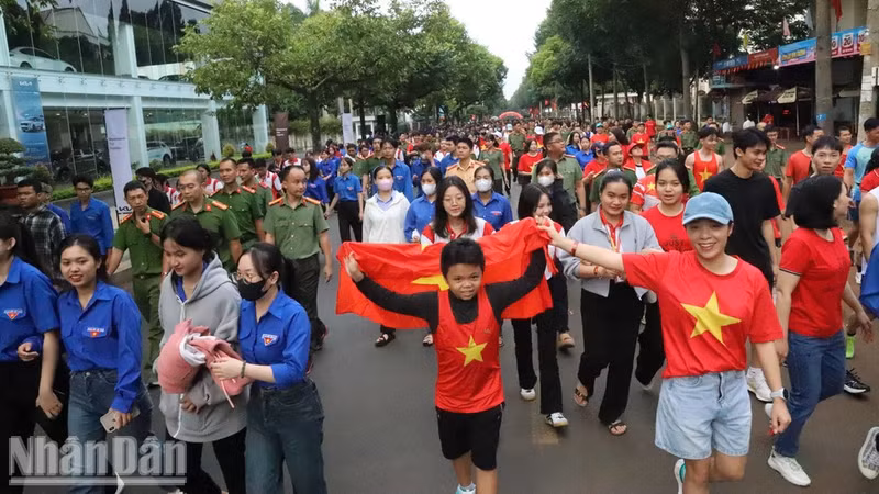 En 2025, le programme de marche « Cùng Việt Nam tiến bước » a attiré la participation de nombreux habitants de Dak Lak. Photo : NDEL