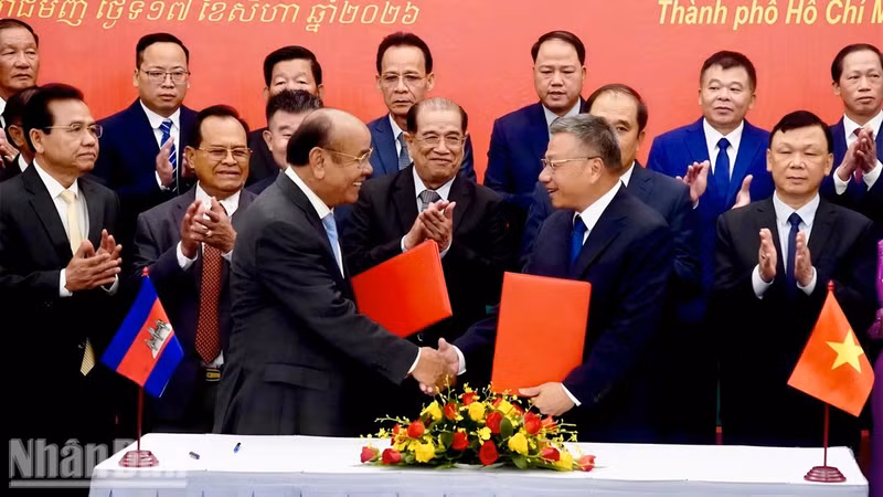 Pour la saison sèche 2026 – 2027, les deux parties ont confirmé leur volonté de poursuivre les opérations de recherche, de regroupement et de rapatriement des restes des soldats volontaires et experts vietnamiens tombés au Cambodge, afin de répondre aux attentes des familles des disparus et de consolider les liens d’amitié entre les deux pays. Photo : NDEL