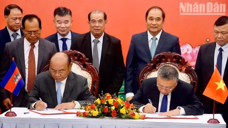 Signature d'un accord de coopération entre les comités spécialisés des gouvernements du Vietnam et du Cambodge. Photo : NDEL
