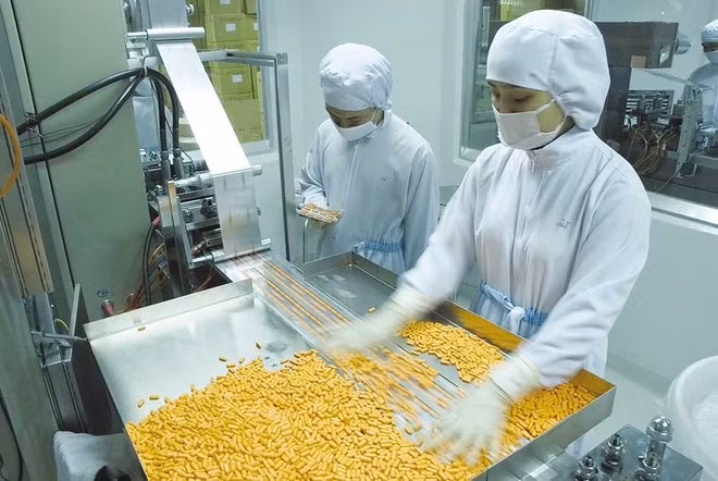 Production pharmaceutique dans une usine au Vietnam. Photo : VNA.
