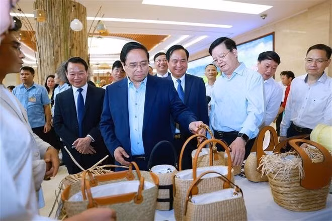 Le Premier ministre Pham Minh Chinh visite les produits OCOP. Photo : VNA.