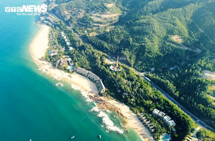 De part et d’autre de la route, un tableau naturel fascinant: plages vierges comme Dai, Xep ou encore Bàu... Le décor de nombreux films célèbres, parfait pour admirer le lever du soleil ou écouter le ressac tropical.