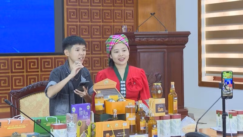 Ces derniers temps, les coopératives, entreprises et particuliers à Lai Chau ont misé non seulement sur les canaux traditionnels, mais aussi sur les lives streaming, les vidéos courtes dynamiques pour présenter leurs produits de façon vivante sur les réseaux sociaux, comme Facebook, TikTokshop, Zalo, etc. Photo : congthuong