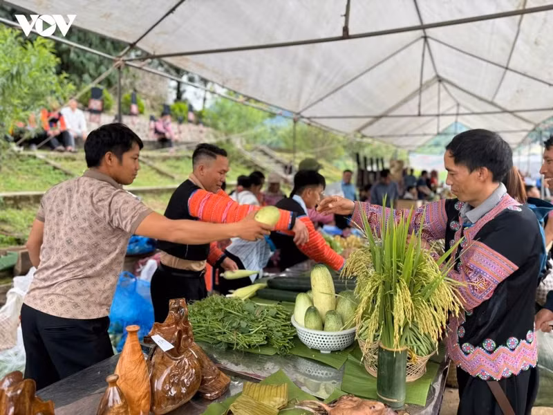 Le marché hebdomadaire de Muong Lum réunit les produits caractéristiques des différentes communautés ethniques. Photo : VOV. 