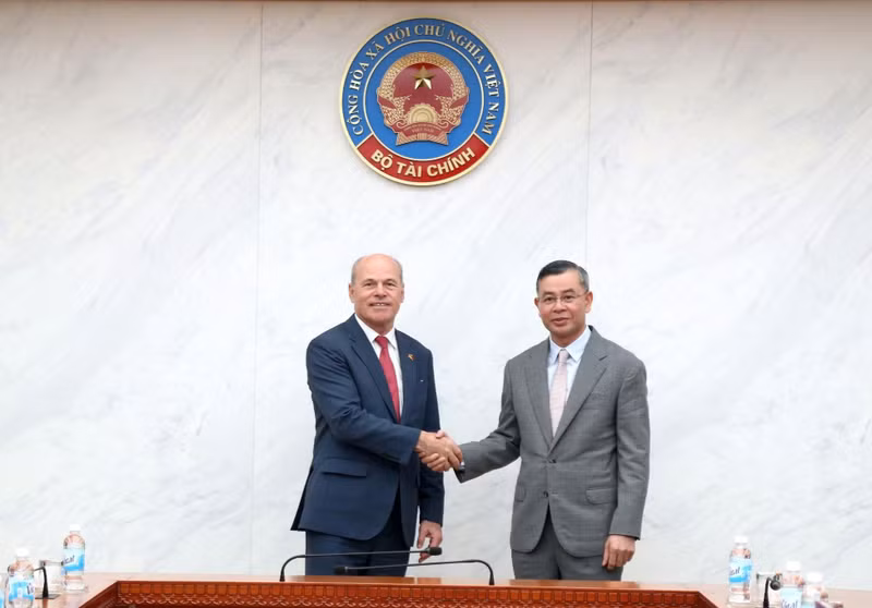 Le ministre vietnamien des Finances, Ngo Van Tuan (à droite), reçoit l’ambassadeur du Canada au Vietnam, James Nickel, le 9 juillet à Hanoi. Photo : tapchikinhtetaichinh.vn