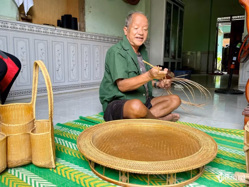 L’artisan Hoih Plat, du village d’Azut, dans la commune frontalière d’Avuong, ville de Da Nang (au Centre). Photo : vietnamnet.vn