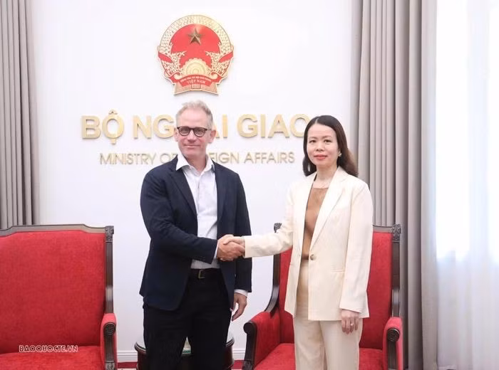La vice-ministre vietnamienne des Affaires étrangères, Nguyen Minh Hang (à droite), et Richard Harrison, directeur de l’Initiative mondiale pour la transition énergétique (GETI) de la Fondation ClimateWorks (CWF), le 13 août à Hanoï. Photo : baoquocte.vn