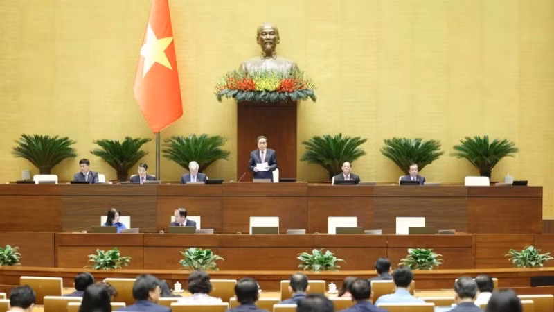 Le président de l'AN vietnamienne, Tran Thanh Man (debout), préside une séance de travail lors de la 10e session de la XVe législature de l’AN, le 4 décembre à Hanoi. Photo : NDEL