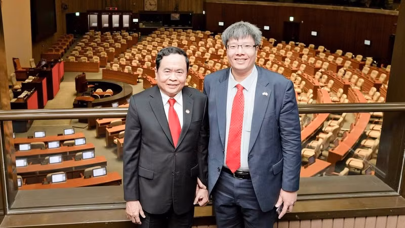 Le président du Comité central du Front de la Patrie vietnamienne, Tran Thanh Man (à gauche), et le Dr Tran Hai Linh, lors d'une visite de travail à l'Assemblée nationale sud-coréenne en 2019.