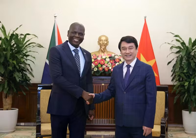 Le vice-ministre vietnamien des Affaires étrangères, Le Anh Tuan (à droite), et le ministre sud-africain des Affaires étrangères et de la Coopération internationale, Ronald Lamola, le 22 octobre à Hanoi. Photo: baoquocte.vn