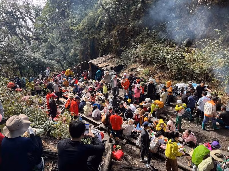 Point culminant de la chaîne de montagnes de Ta Xua, le Phu Sa Phin est une destination prisée des amateurs de trekking. Photo : Do Hoang Dung