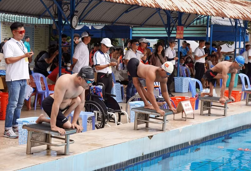 Épreuve de natation aux Championnats paralympiques nationaux organisés en juin 2024 à Thái Nguyên (Nord). Photo : VNA