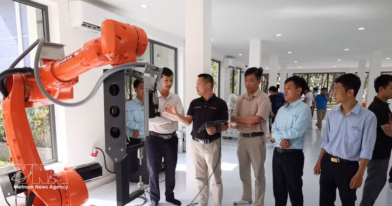 Essais d'un robot industriel au Centre de formation, de recherche et de développement en robotique industrielle et intelligence artificielle de l'Université des sciences et technologies de Da Nang. Photo : VNA. 