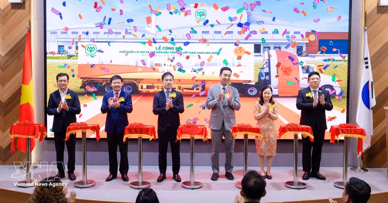 Les dirigeants de C.P. Vietnam et les délégués lors de la cérémonie annonçant l’exportation du premier lot de viande de poulet transformée du Vietnam vers le marché sud-coréen. Photo : VNA 