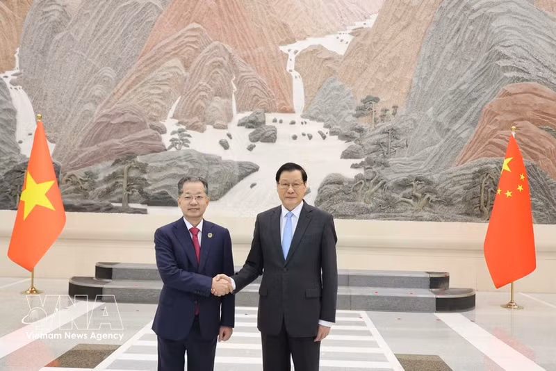 Nguyên Van Quang, secrétaire du Comité central du Parti, président de la Cour populaire suprême du Vietnam (gauche), et Ying Yong, secrétaire du Comité du Parti et procureur général du Parquet populaire suprême de Chine. Photo: VNA. 