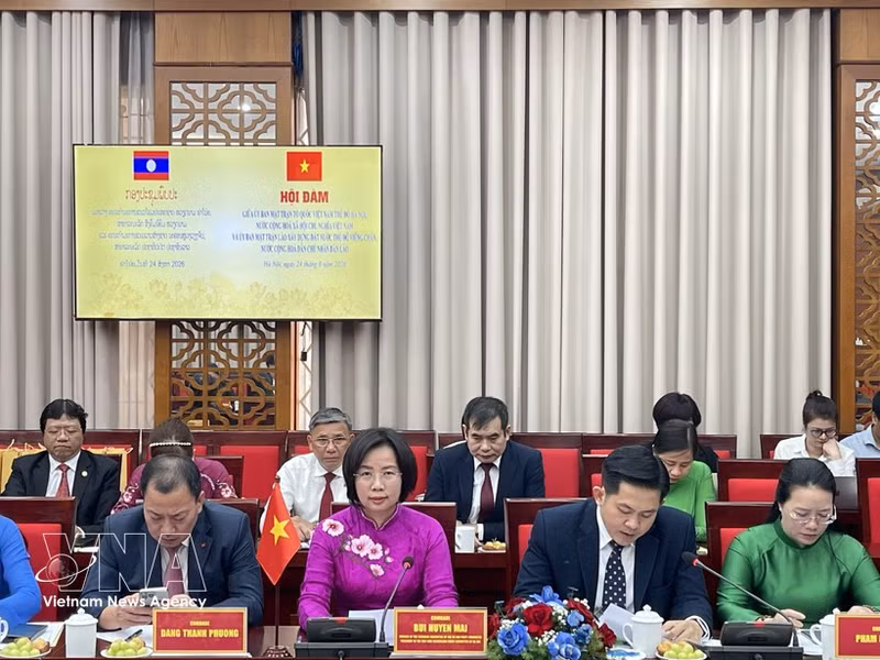 La présidente du Comité du FPV de Hanoï, Bui Huyen Mai (2e de gauche) à la séance de travail avec le Comité du Front lao d'édification nationale de Vientiane. Photo : VNA. 