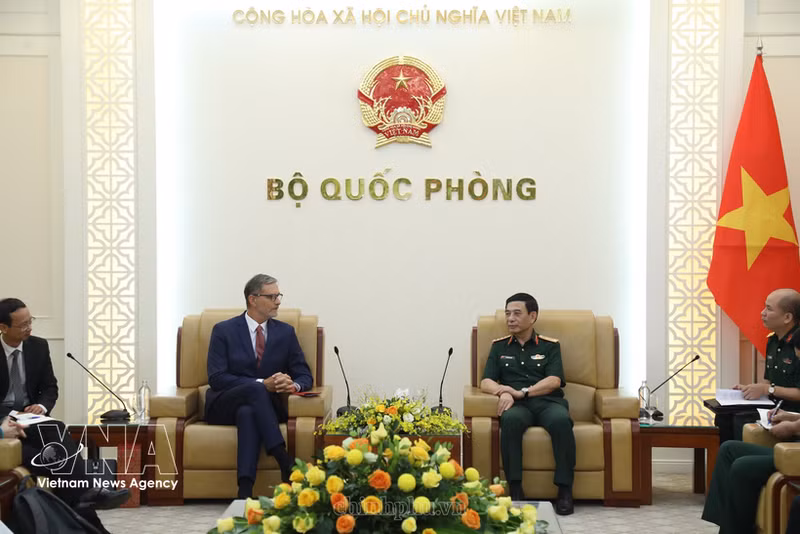 Le général Phan Van Giang, membre du Bureau politique, secrétaire adjoint de la Commission militaire centrale, vice-Premier ministre et ministre de la Défense (à droite), et l'ambassadeur de France au Vietnam, Olivier Brochet. Photo : VNA. 