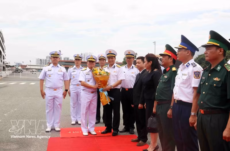 Le colonel Pham Tiên Dung (à droite), chef d’état-major adjoint de la Région navale 2, souhaite la bienvenue au contre-amiral Borworn Phromkaewngam (à gauche), directeur adjoint de l’Académie navale royale thaïlandaise. Photo : VNA.