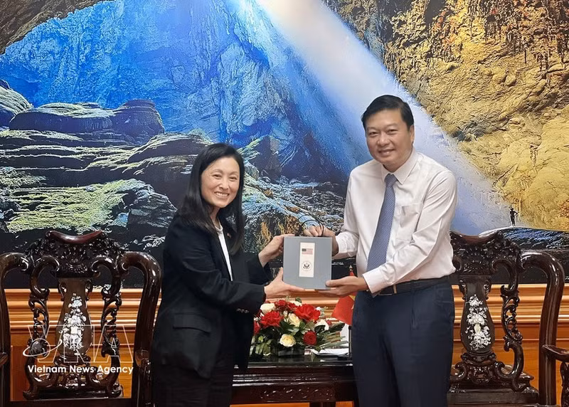 Le président du Comité populaire de la province centrale de Quang Tri, Lê Hông Vinh (droite), et l’ambassadrice des États-Unis au Vietnam, Jennifer Wicks. Photo : VNA. 