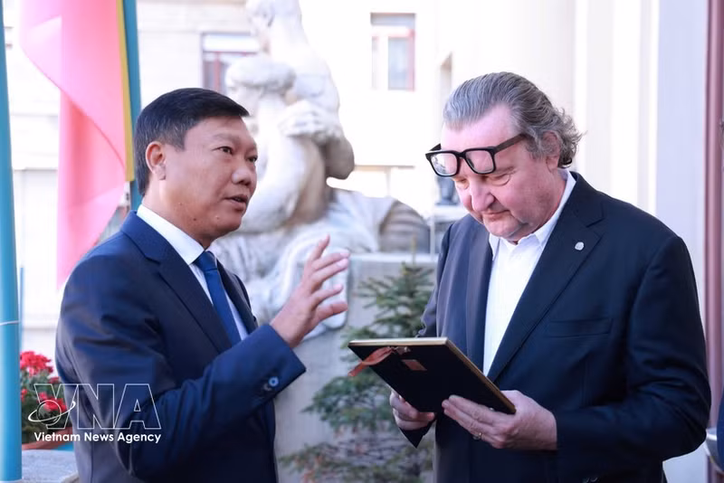 Le vice-président du Comité populaire de Hanoï, Do Anh Tuan (gauche), et le maire adjoint de Prague, Petr Hlavacek. Photo : VNA. 
