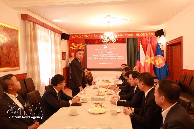 Séance de travail avec l'ambassadeur du Vietnam en République tchèque, Duong Hoai Nam. Photo: VNA