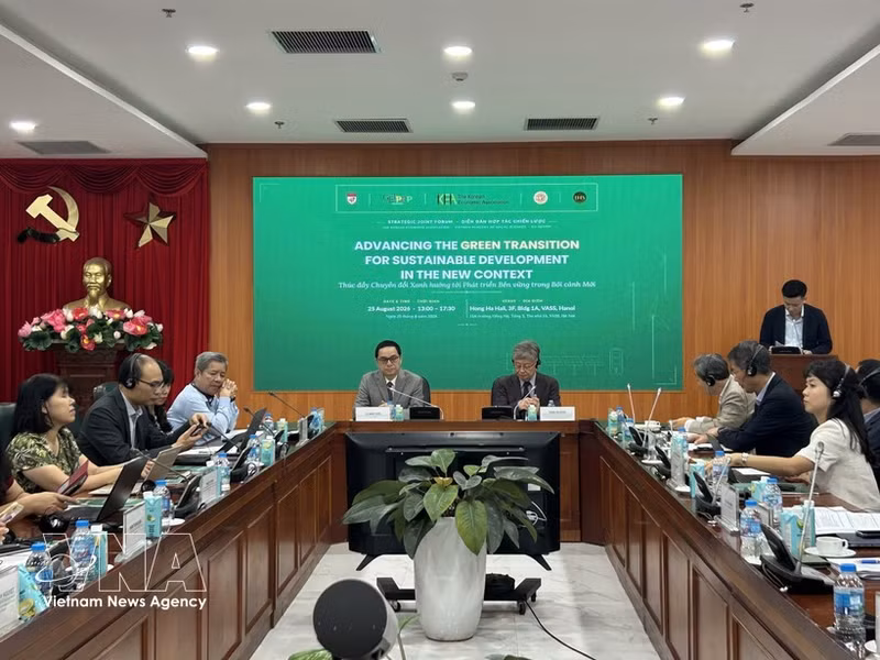 Lors du Forum de coopération stratégique intitulé « Promouvoir la transition verte en faveur d’un développement durable dans un nouveau contexte », le 25 août à Hanoï. Photo : VNA. 